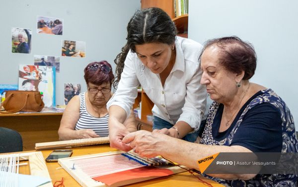 Подопечные Центра обеспечения здоровья и ухода пожилых людей за творческой работой Подопечные Центра обеспечения здоровья и ухода пожилых людей за творческой работой - Sputnik Армения