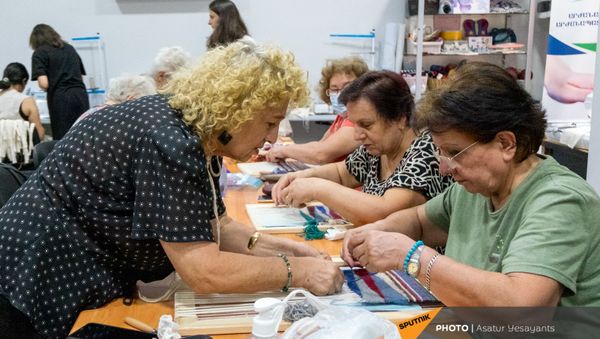 Подопечные Центра обеспечения здоровья и ухода пожилых людей за работой - Sputnik Արմենիա