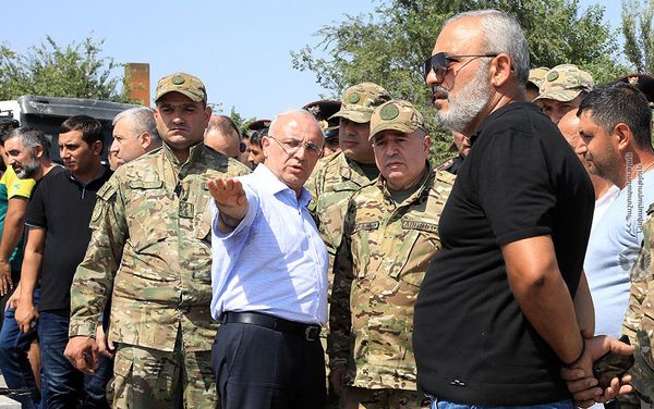 Vинистр обороны Аршак Карапетян посетил военный пантеон «Ераблур» (13 августа 2021). Еревaн - Sputnik Արմենիա