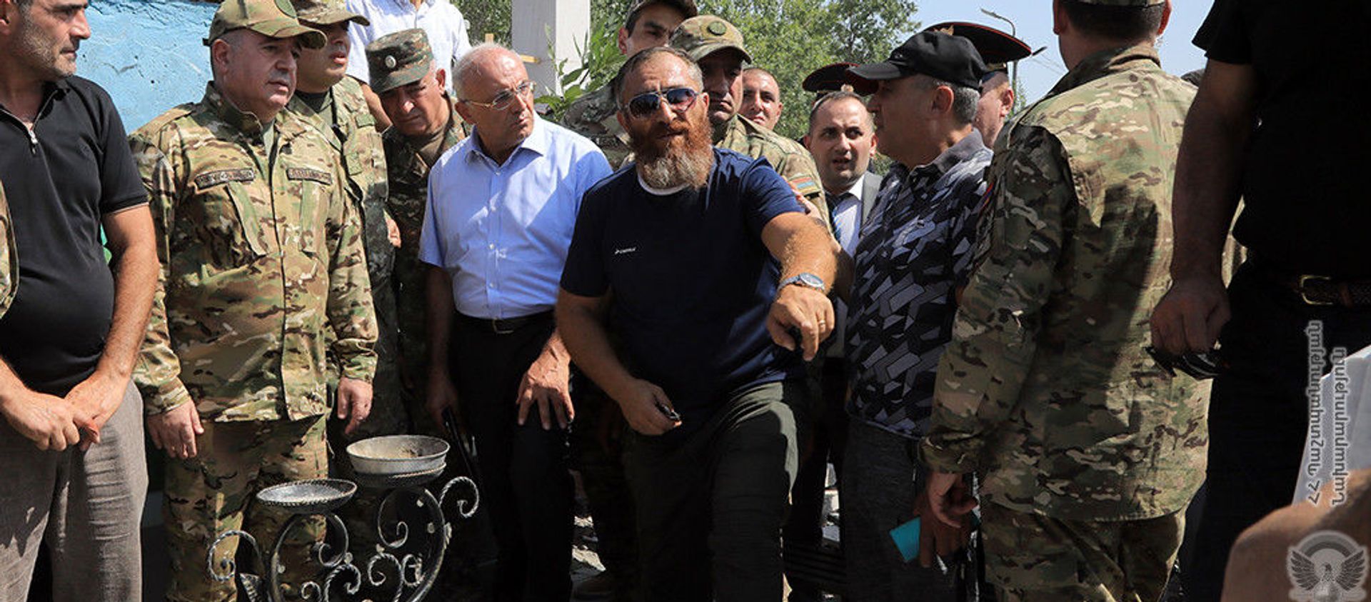 Vинистр обороны Аршак Карапетян посетил военный пантеон «Ераблур» (13 августа 2021). Еревaн - Sputnik Արմենիա, 1920, 19.08.2021