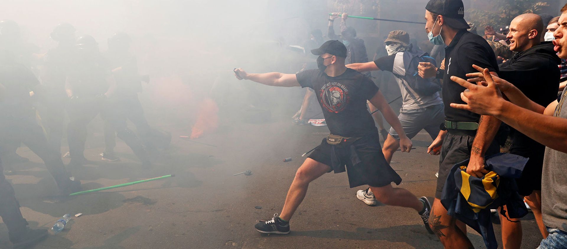 Потасовка между демонстрантами и полицией во время акции протеста активистов политической партии Национальный корпус перед зданием Администрации президента Украины (14 августа 2021). Киев - Sputnik Արմենիա, 1920, 14.08.2021