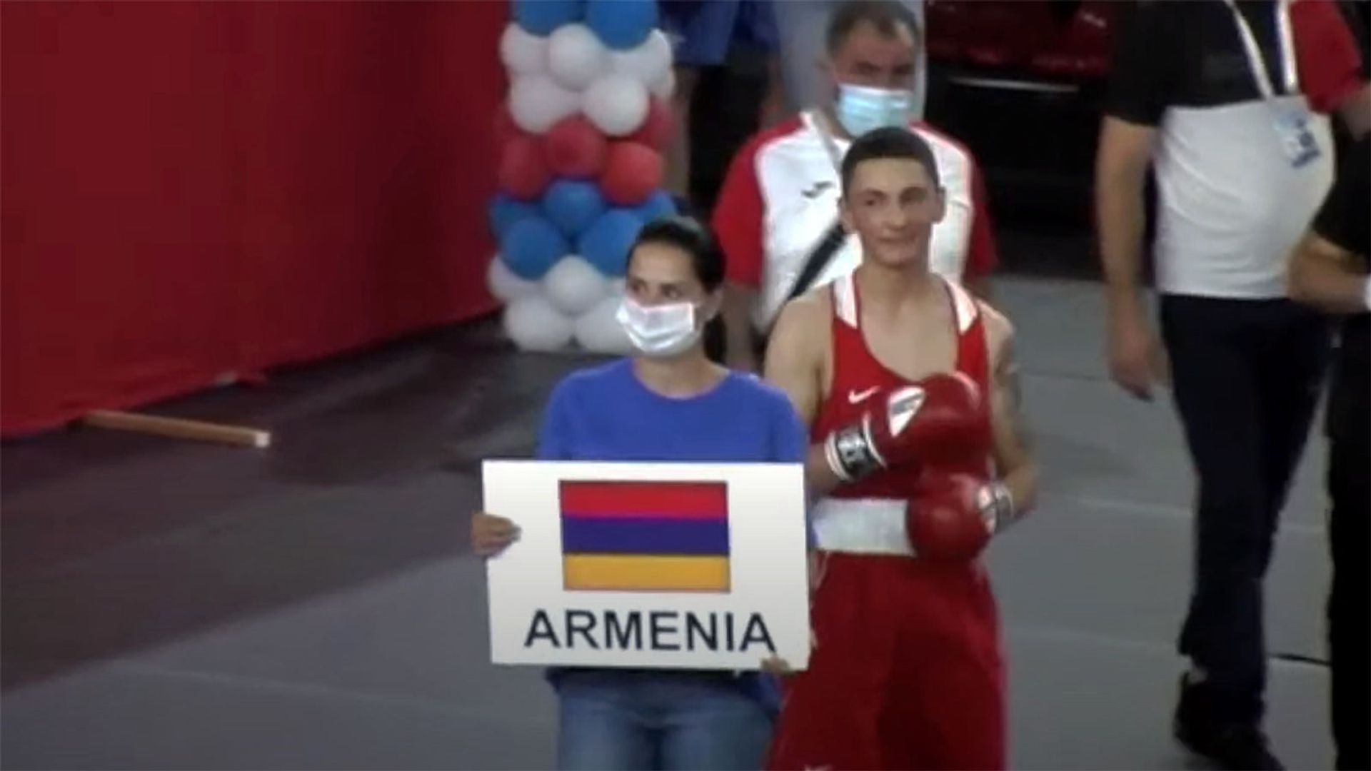 Боксер Аргишти Акопян (Армения) перед началом поединка против Омара Серина (Турция) на Чемпионат по боксу среди подростков 2021 (16 августа 2021). Босния и Герцеговина - Sputnik Армения, 1920, 14.09.2021