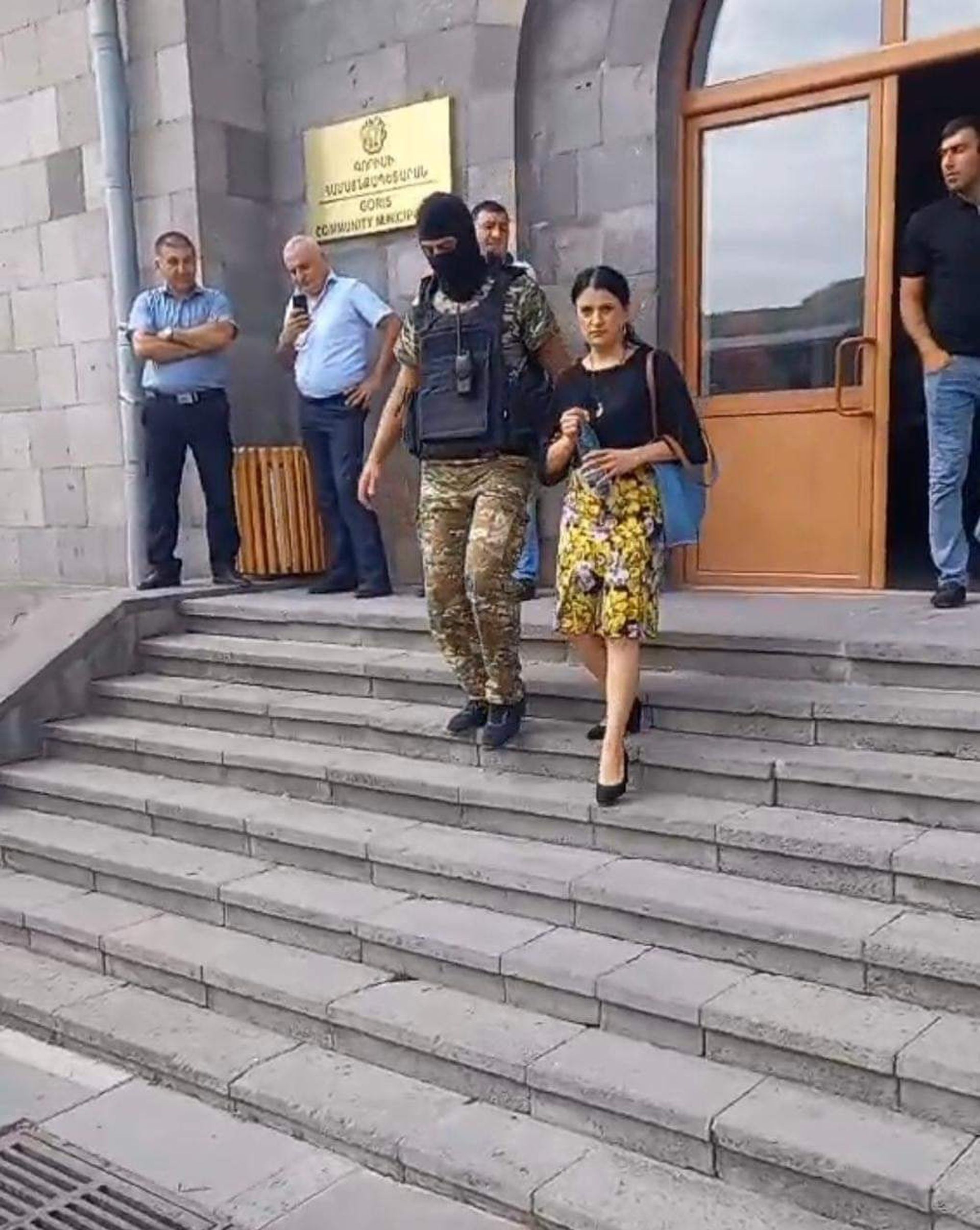 Сотрудники правоохранительных органов подвергли приводу заместителя главы Гориса Ирину Йолян (17 августа 2021). Горис - Sputnik Արմենիա, 1920, 14.09.2021
