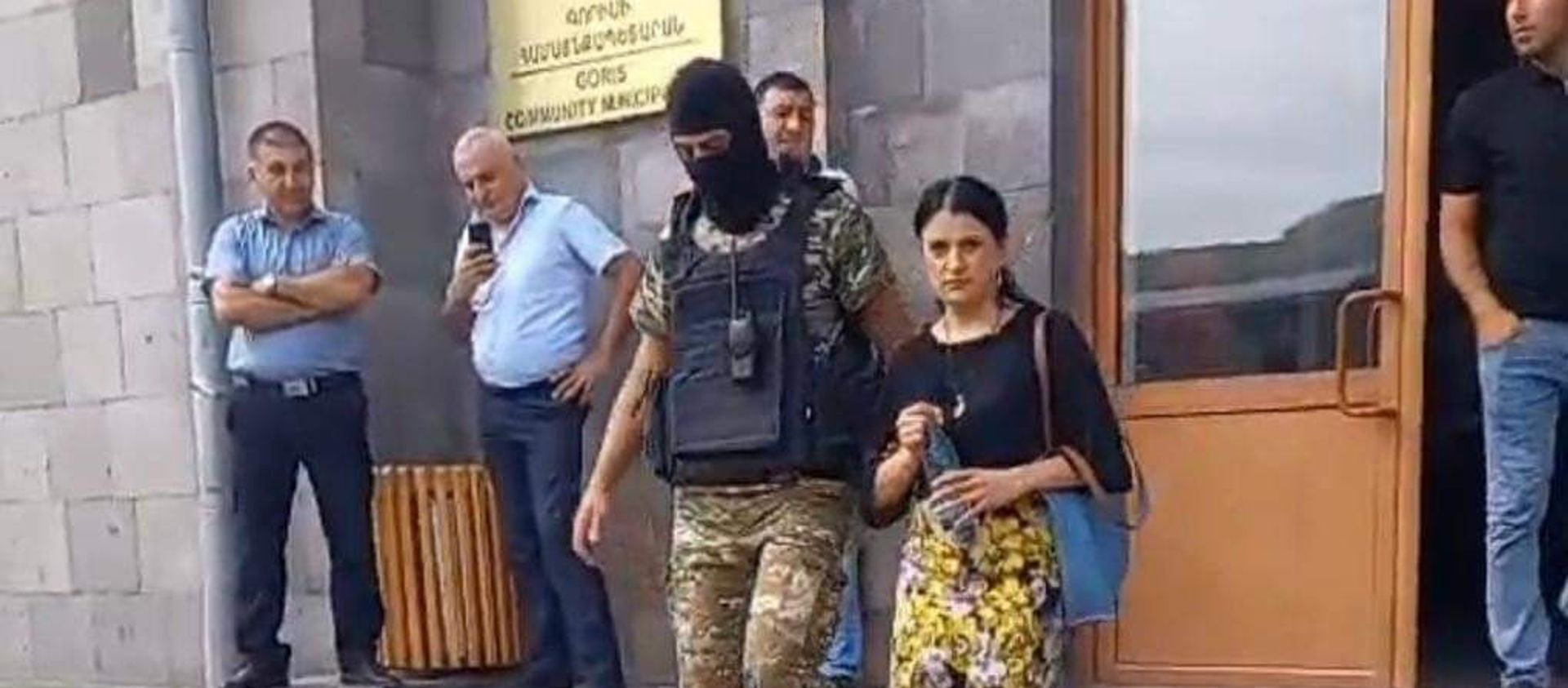 Сотрудники правоохранительных органов подвергли приводу заместителя главы Гориса Ирину Йолян (17 августа 2021). Горис - Sputnik Արմենիա, 1920, 18.08.2021