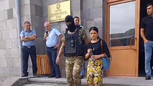 Сотрудники правоохранительных органов подвергли приводу заместителя главы Гориса Ирину Йолян (17 августа 2021). Горис - Sputnik Արմենիա