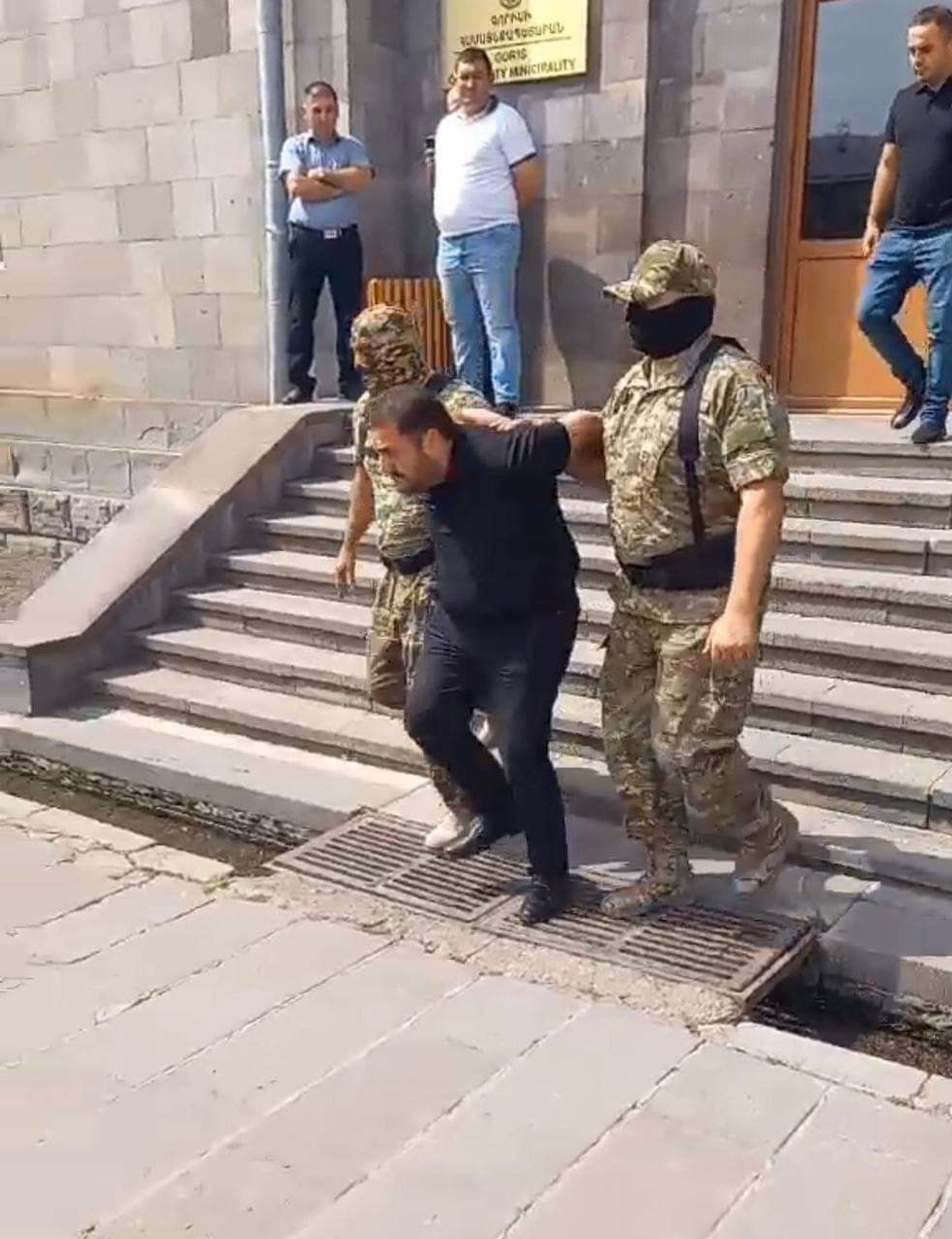 Сотрудники правоохранительных органов подвергли приводу заместителя главы Гориса Менуа Овсепяна (17 августа 2021). Горис - Sputnik Արմենիա, 1920, 14.09.2021