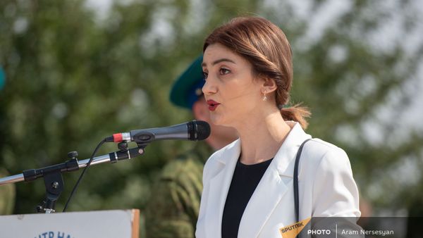 Мэр Эчмиадзина Диана Гаспарян на торжественном мероприятии в честь годовщины Ошаканской битвы (17 августа 2021). Ошакан - Sputnik Армения