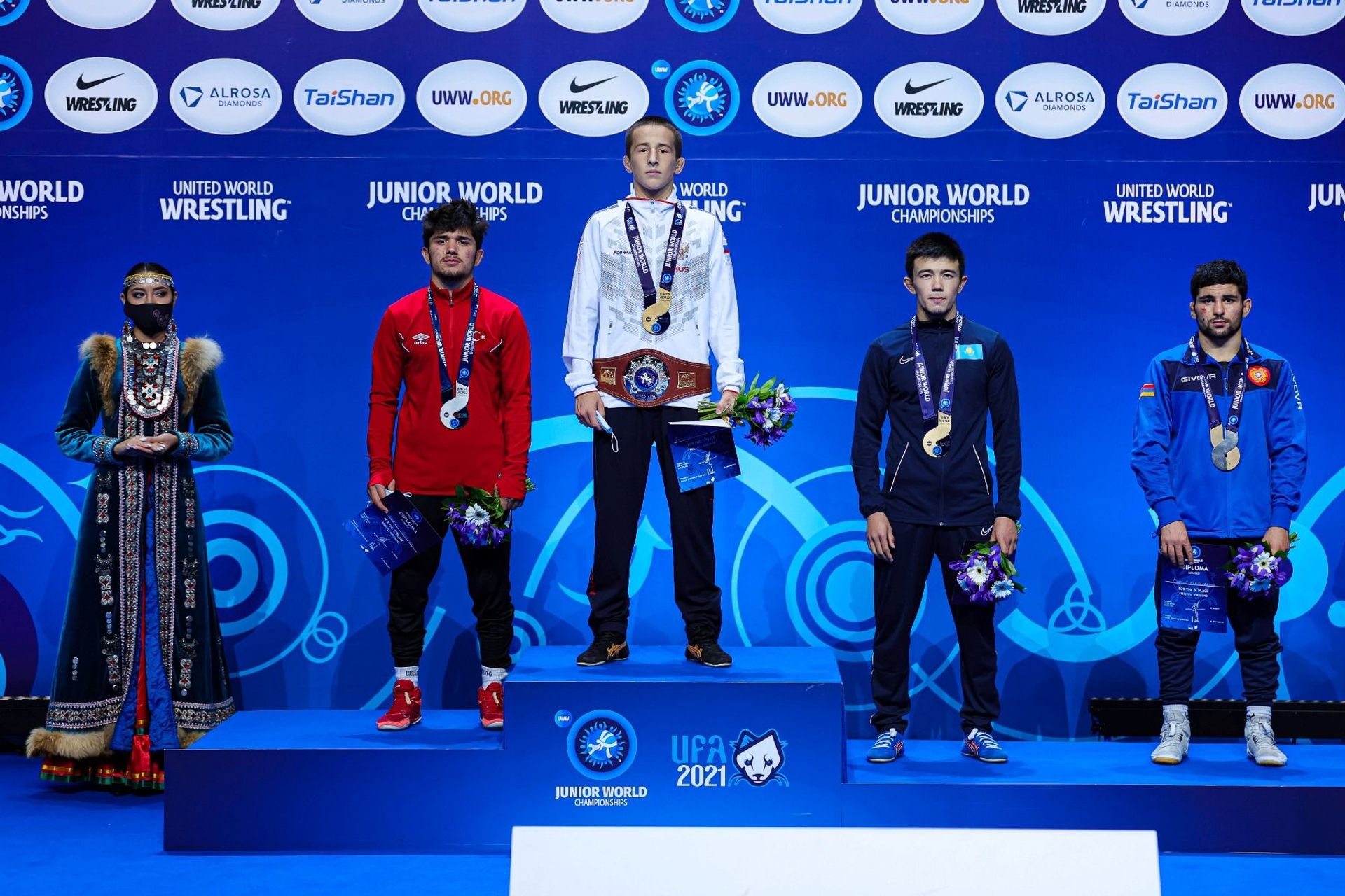 Бронзовый призер молодежного чемпионата мира Манвел Хндзрцян (первый справа) - Sputnik Արմենիա, 1920, 14.09.2021