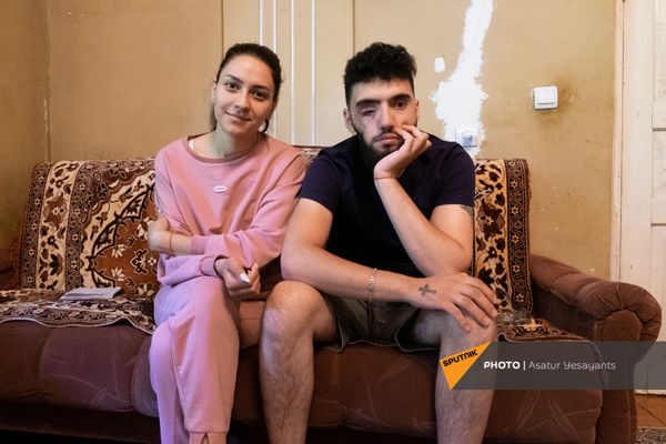 Ослепший в результате полученного в Карабахе ранения Вреж Бадалян с женой Кристиной. На этой неделе съемочная группа Sputnik Армения побывала в доме Бадалянов. Здесь журналистам поведали удивительную историю любви. - Sputnik Армения