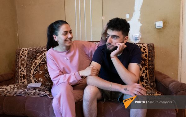 Получивший ранение во время карабахской войны Вреж Бадалян с женой Кристиной Получивший ранение во время карабахской войны Вреж Бадалян с женой Кристиной - Sputnik Армения