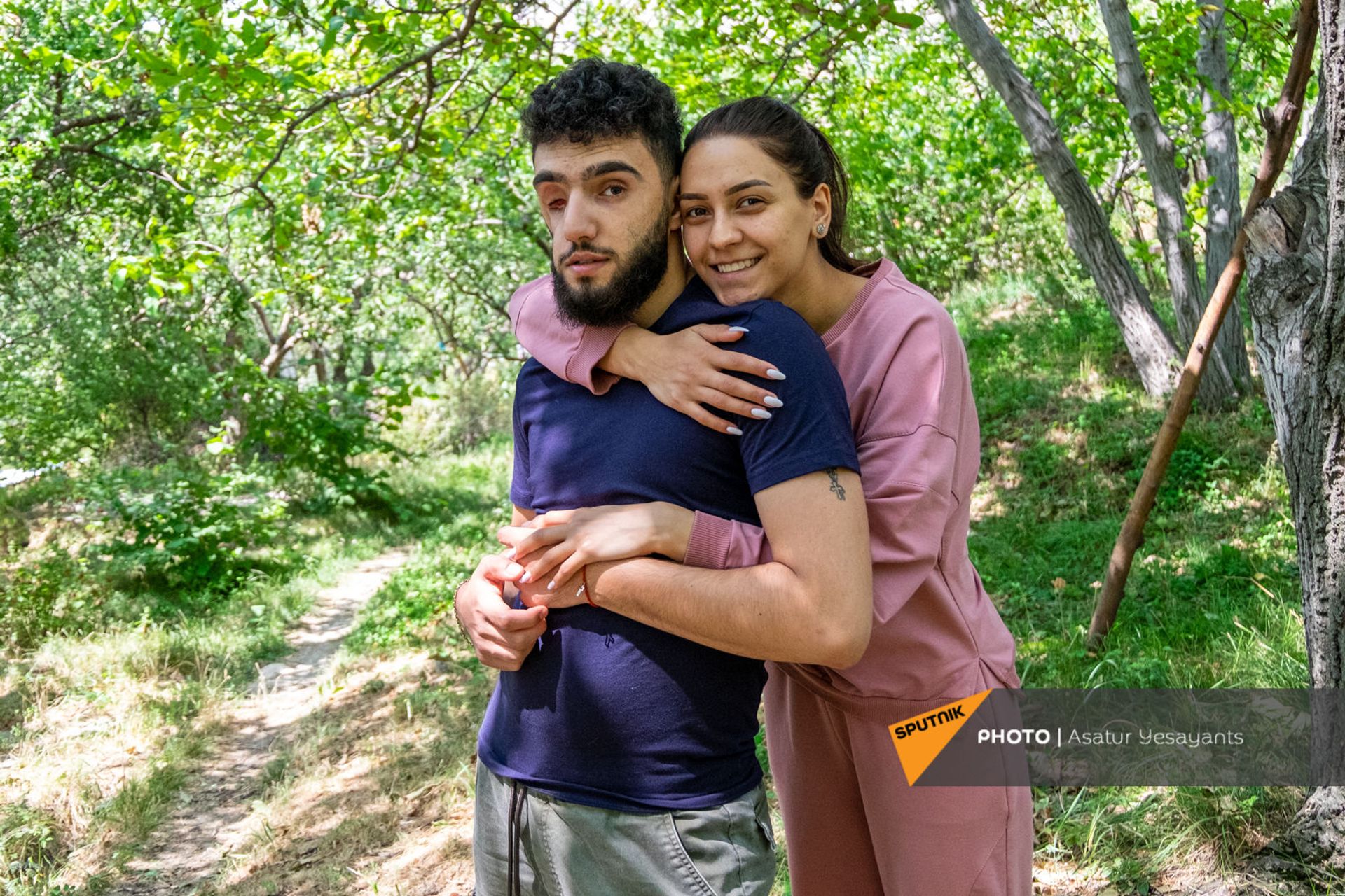 Получивший травму лица во время карабахской войны Вреж Бадалян с женой Кристиной Получивший травму лица во время карабахской войны Вреж Бадалян с женой Кристиной - Sputnik Армения, 1920, 14.09.2021