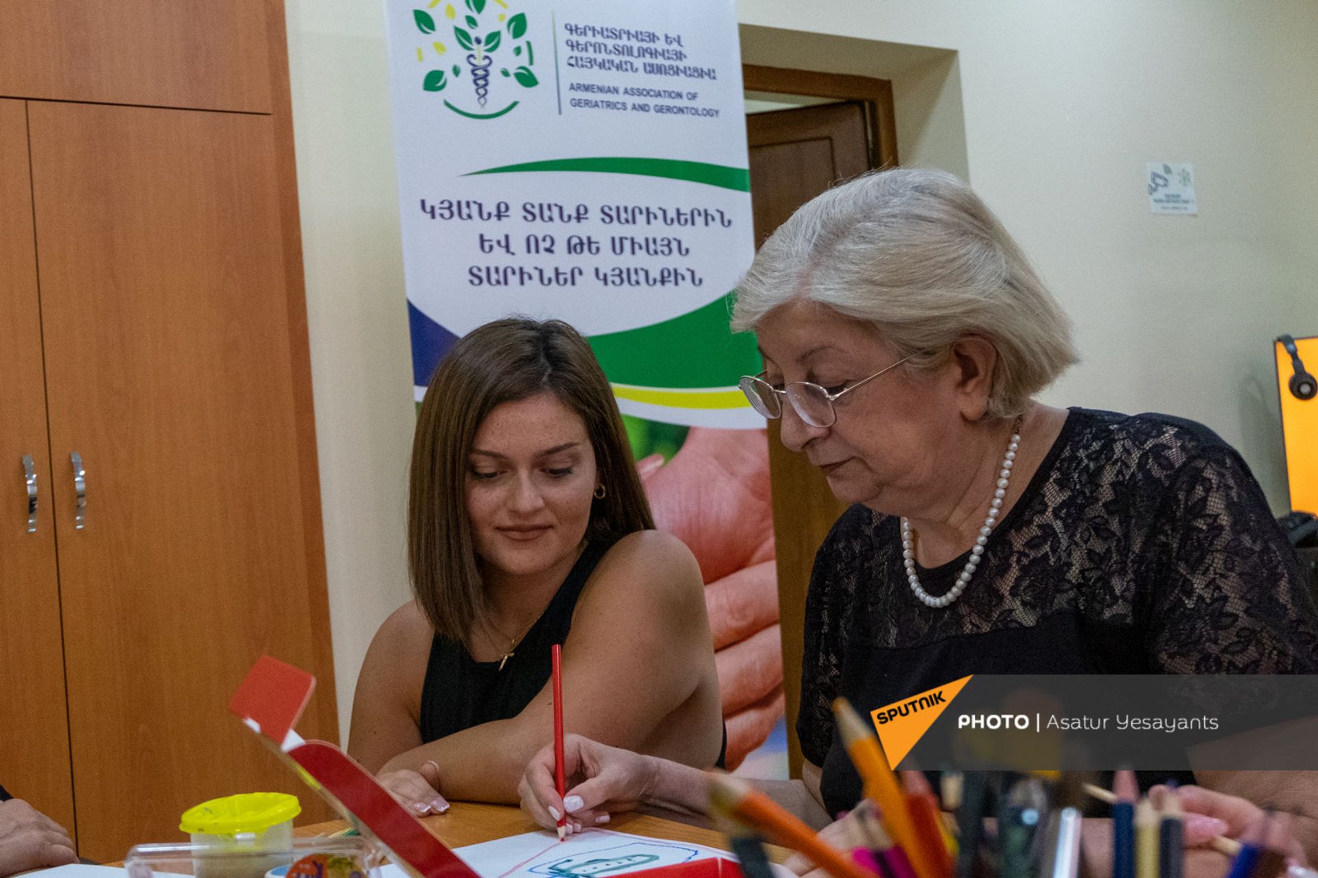 Переехавшая из Парижа в Ереван Ани Авакян в Центре обеспечения здоровья и ухода пожилых людей - Sputnik Արմենիա, 1920, 14.09.2021