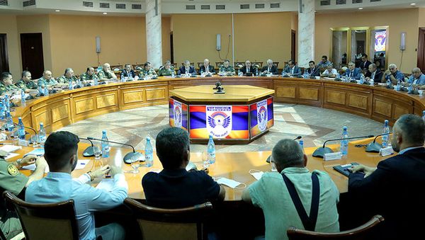 Министры обороны Аршак Карапетян и высокотехнологичной промышленности Ваагн Хачатурян встретились с представителями отечественных военно-промышленных предприятий (20 августа 2021). Еревaн - Sputnik Армения