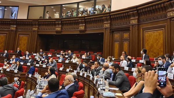 Акция протеста журналистов за нарушенные права в зале НС (24 августа 2021). Еревaн - Sputnik Армения