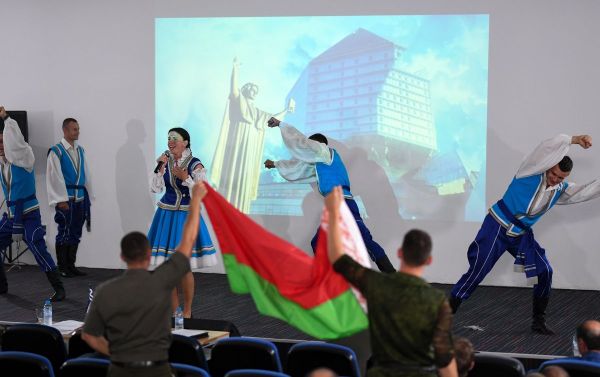 Участники первого этапа конкурса Кавалер (Сударыня) международного конкурса Воин мира АрМИ-2021 (24 августа 2021). Дилижан Участники первого этапа конкурса Кавалер (Сударыня) международного конкурса Воин мира АрМИ-2021 (24 августа 2021). Дилижан - Sputnik Армения