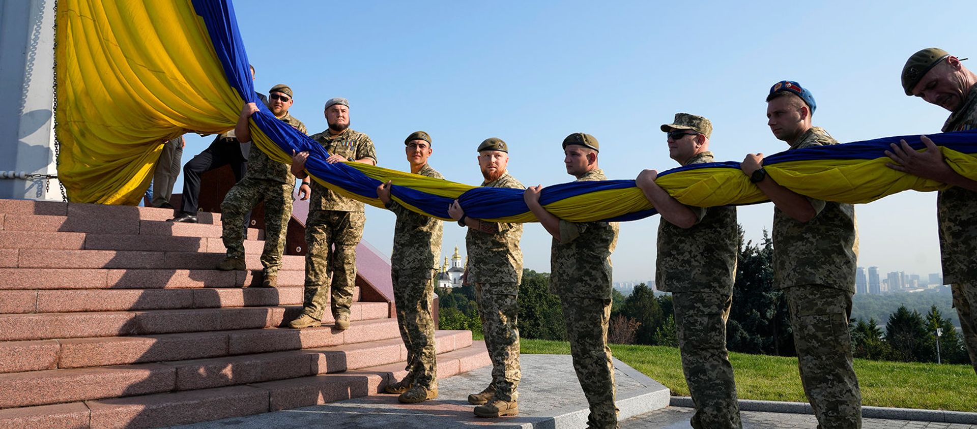 Ветераны армии поднимают государственный флаг Украины в ознаменование Дня государственного флага (23 августа 2021). Киев - Sputnik Армения, 1920, 24.08.2021