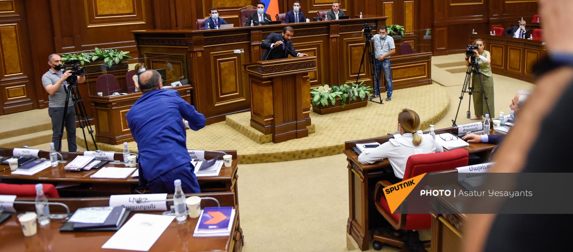 Инцидент в Парламенте Армении во время очередного заседания (25 августа 2021). Еревaн - Sputnik Արմենիա, 1920, 25.08.2021