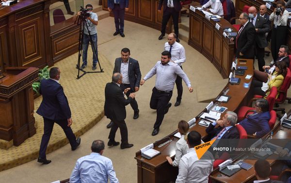 Потасовка в Парламенте Армении во время очередного заседания (25 августа 2021). Еревaн - Sputnik Армения