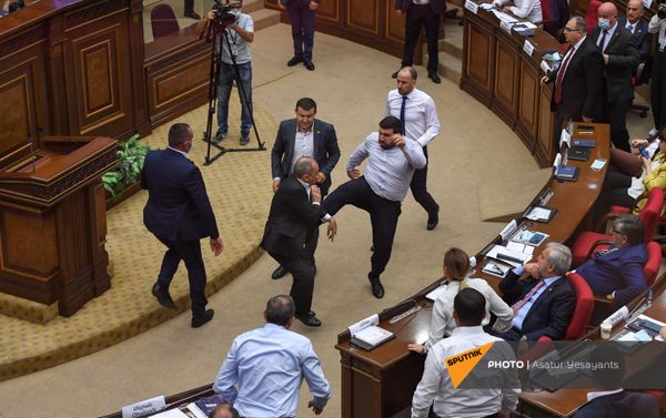 Потасовка в Парламенте Армении во время очередного заседания (25 августа 2021). Еревaн - Sputnik Армения