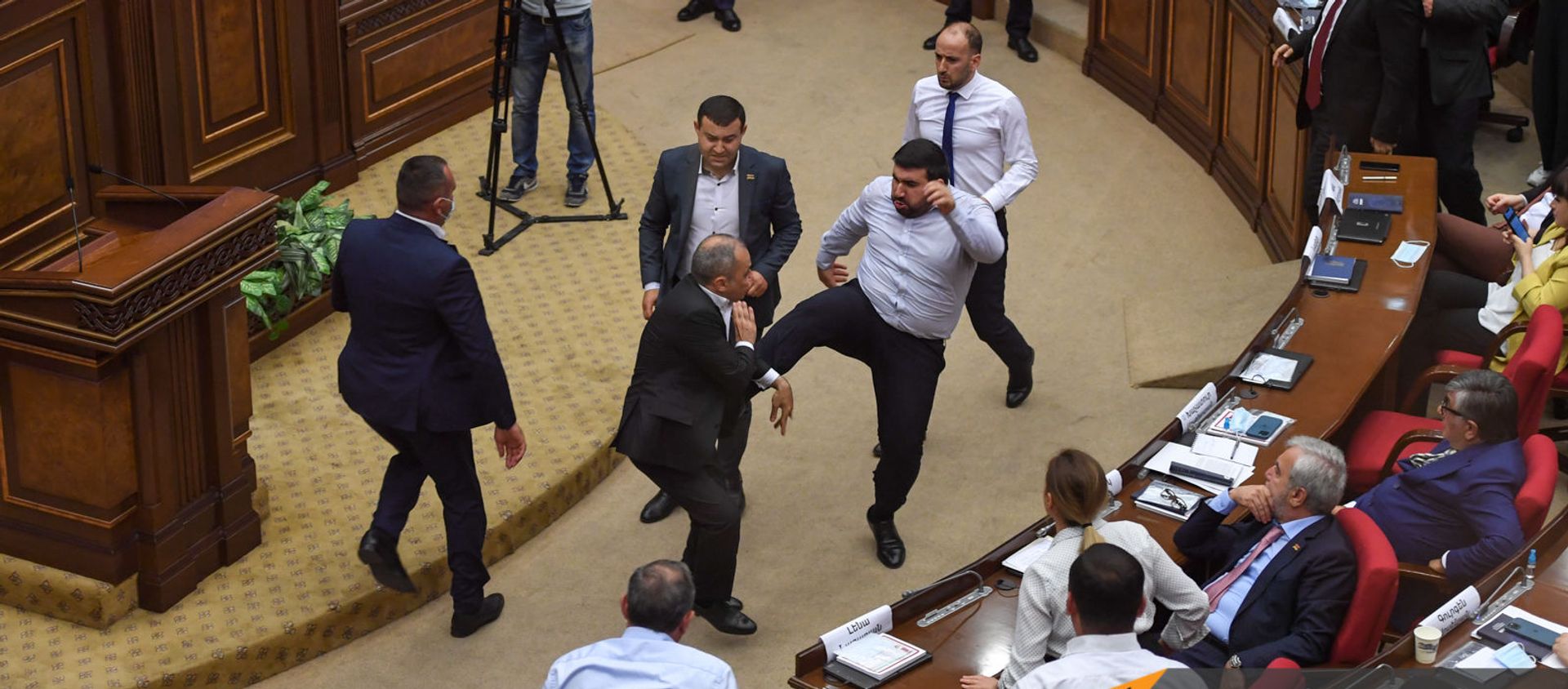 Потасовка в Парламенте Армении во время очередного заседания (25 августа 2021). Еревaн - Sputnik Արմենիա, 1920, 25.08.2021