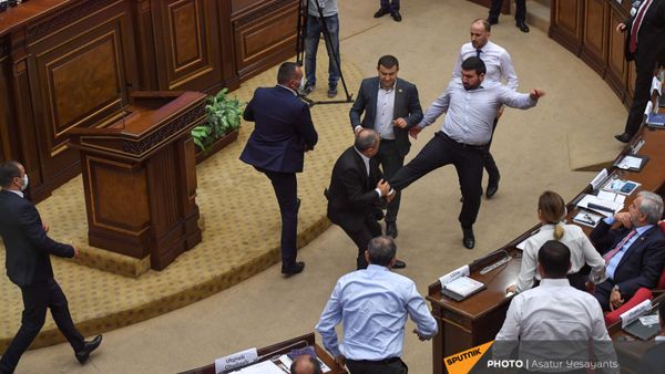 Потасовка в Парламенте Армении во время очередного заседания (25 августа 2021). Еревaн - Sputnik Արմենիա