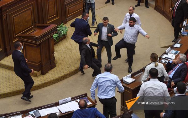Потасовка в Парламенте Армении во время очередного заседания (25 августа 2021). Еревaн - Sputnik Армения
