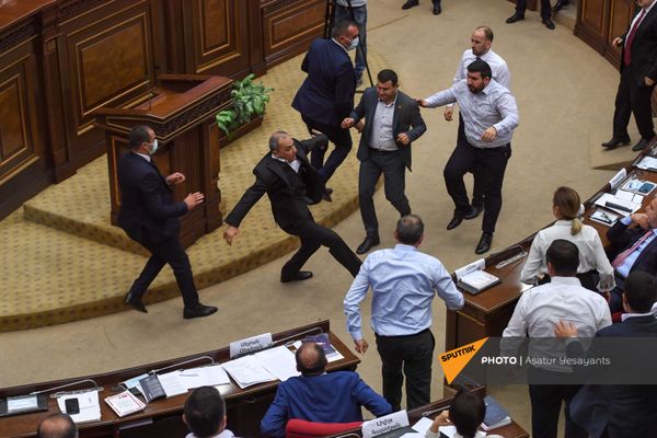 Потасовка в Парламенте Армении во время очередного заседания (25 августа 2021). Еревaн - Sputnik Армения