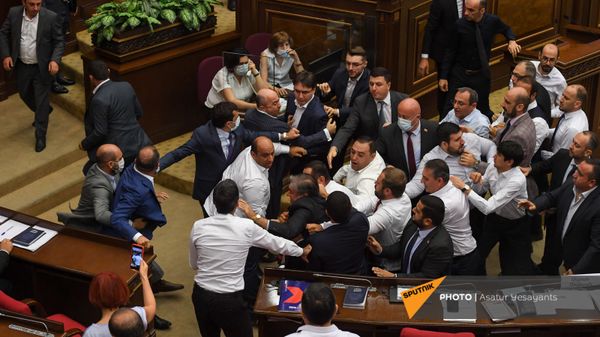 Потасовка в Парламенте Армении во время очередного заседания (25 августа 2021). Еревaн - Sputnik Армения