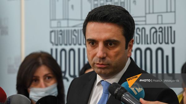Спикер Парламента Ален Симонян на брифинге в перерыве очередного заседания НС (25 августа 2021). Еревaн - Sputnik Армения
