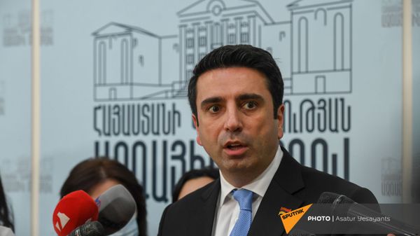 Спикер Парламента Ален Симонян на брифинге в перерыве очередного заседания НС (25 августа 2021). Еревaн - Sputnik Армения