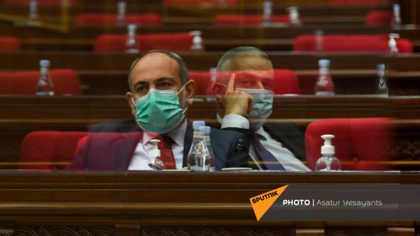 Отражения премьер-министра и вице-премьера на стекле в зале заседаний Парламента Армении (25 августа 2021). Еревaн - Sputnik Армения