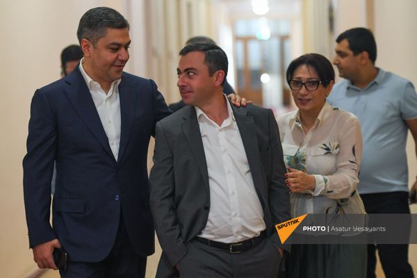Արթուր Վանեցյանն ու Իշխան Սաղաթելյանն ԱԺ–ում. 25.08.21 - Sputnik Արմենիա