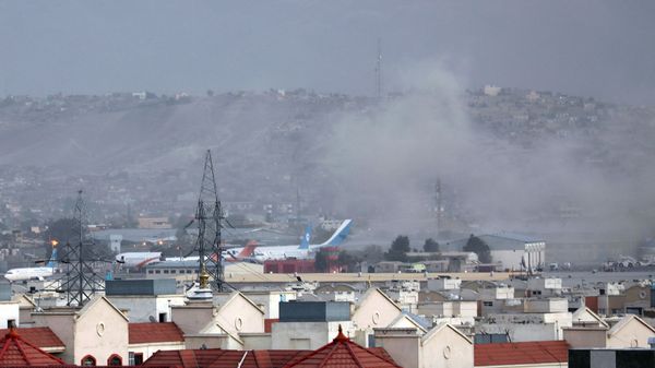 Дым от взрыва возле аэропорта в Кабуле (26 августа 2021). Афганистан - Sputnik Армения