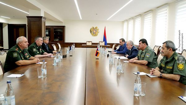 Министр обороны Аршак Карапетян принял делегацию во главе с первым заместителем начальника Объединенного штаба ОДКБ, генерал-лейтенантом Хасаном Калоевым (27 августа 2021). Еревaн - Sputnik Армения