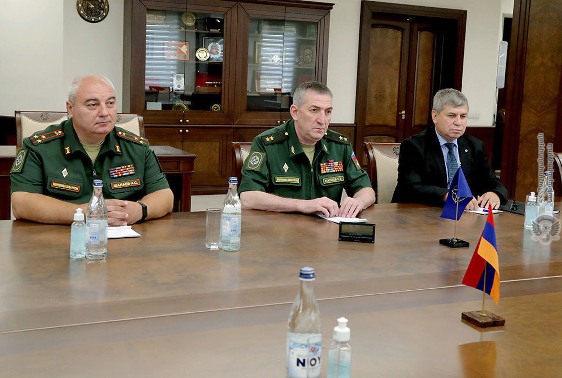 Министр обороны Аршак Карапетян принял делегацию во главе с первым заместителем начальника Объединенного штаба ОДКБ, генерал-лейтенантом Хасаном Калоевым (27 августа 2021). Еревaн - Sputnik Армения, 1920, 14.09.2021