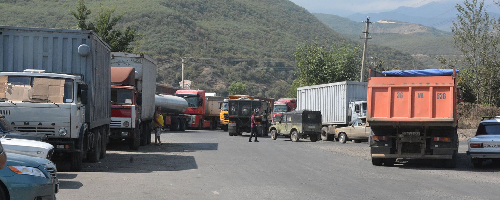 Գորիս–Կապան ճանապարհին կանգնած բեռնատարներ - Sputnik Արմենիա, 1920, 25.09.2021