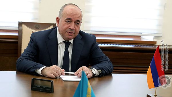 Министр обороны Аршак Карапетян принял Чрезвычайного и Полномочного Посла Республики Казахстан в Армении Болата Иманба (27 августа 2021). Еревaн - Sputnik Արմենիա