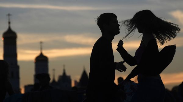 Молодые люди в парке Зарядье в Москве. - Sputnik Армения
