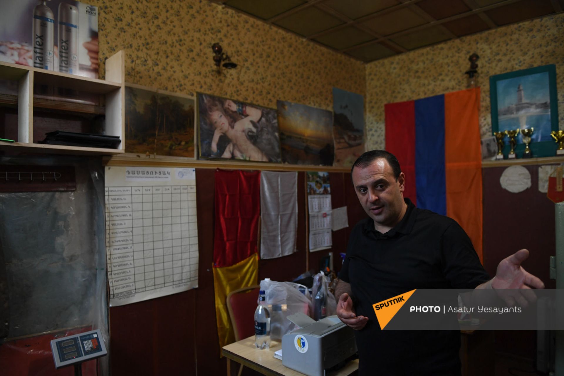 Директор Ванадзорской школы тяжелой атлетики Арен Палян показывает свой кабинет - Sputnik Արմենիա, 1920, 14.09.2021