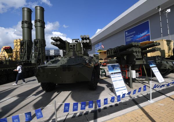 Автоматизированный комплекс ЗРК Сосна (на первом плане), представленный на открытой экспозиционной площадке Конгрессно-выставочного центра Патриот на Международном форуме АРМИЯ-2021. - Sputnik Армения