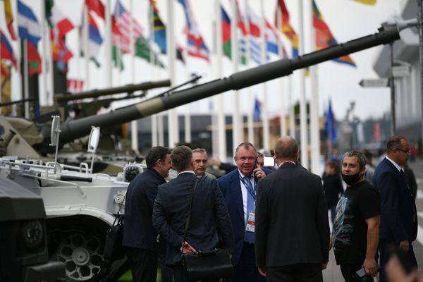Посетители международного военно-технического форума Армия-2021 на открытой экспозиционной площадке Конгрессно-выставочного центра Патриот. - Sputnik Армения