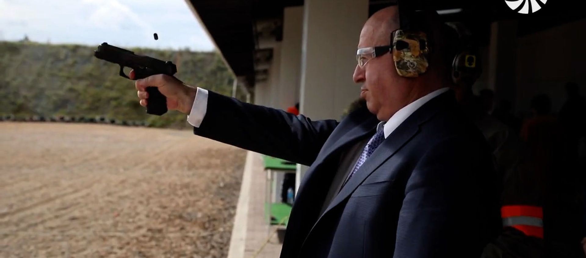 Министр обороны Аршак Карапетян испытывает продукцию концерна Калашникова на полигоне - Sputnik Армения, 1920, 29.08.2021