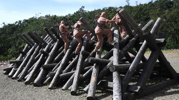 Военнослужащие армии России на полосе препятствий конкурса Морской десант в рамках АрМИ-2021 (25 августа 2021).  Владивосток - Sputnik Армения