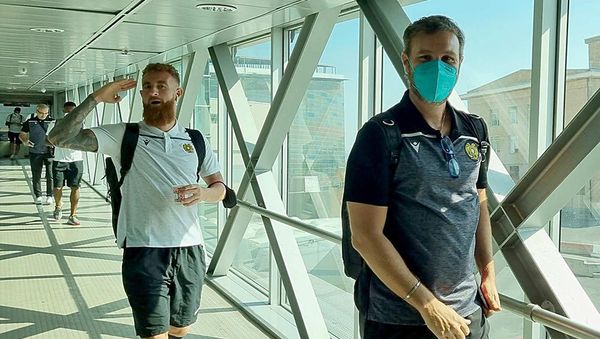 Футболисты сборной Армении в аэропорту  перед отлетом в Северную Македонию (30 августа 2021). Еревaн - Sputnik Արմենիա