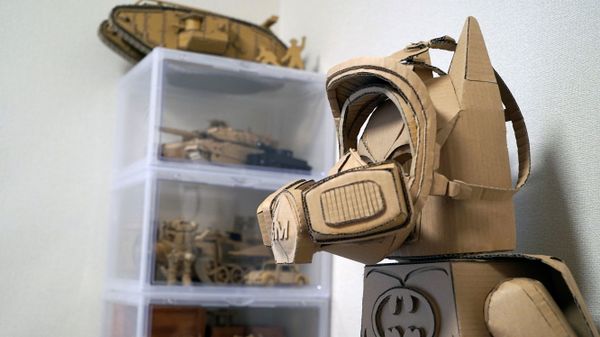 Созданная из картона фигура Lego в газовой маске японской художницы-скульптора Монами Оно в Токио․ - Sputnik Армения