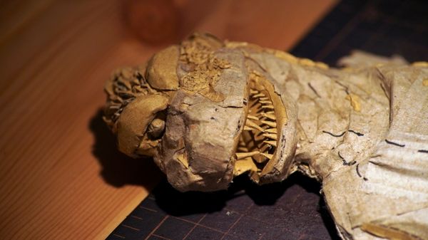 Созданная из картона голова Годзиллы японской художницы-скульптора Монами Оно в Токио․ - Sputnik Армения