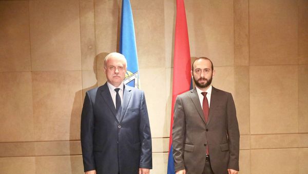 Встреча министра иностранных дел Армении Арарата Мирзояна с генеральным секретарем ОДКБ Станиславом Засем (31 августа 2021). Москвa - Sputnik Армения