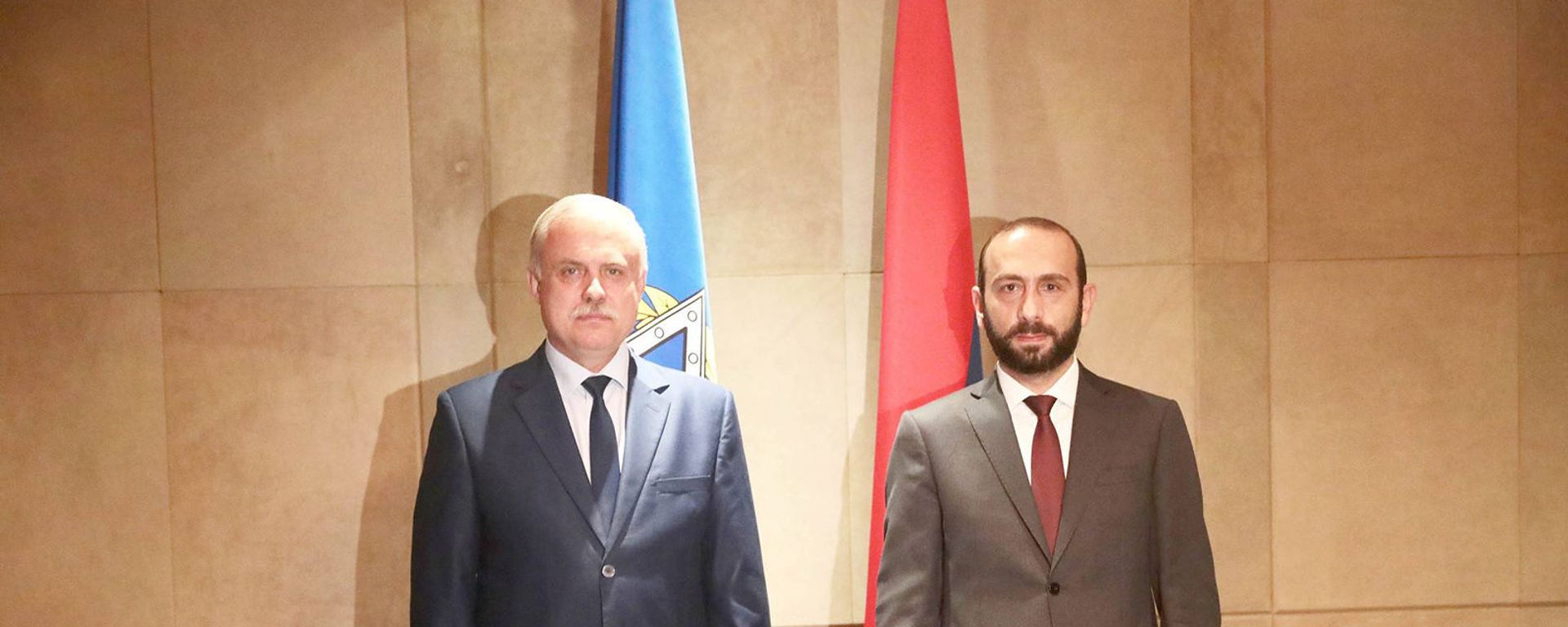 Встреча министра иностранных дел Армении Арарата Мирзояна с генеральным секретарем ОДКБ Станиславом Засем (31 августа 2021). Москвa - Sputnik Армения, 1920, 31.08.2021