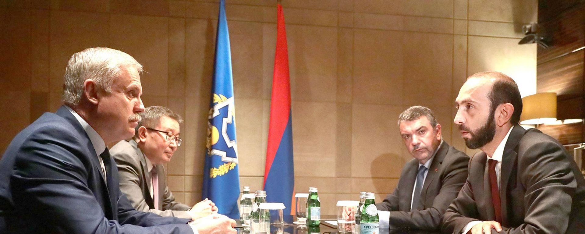 Встреча министра иностранных дел Армении Арарата Мирзояна с генеральным секретарем ОДКБ Станиславом Засем (31 августа 2021). Москвa - Sputnik Армения, 1920, 18.11.2021