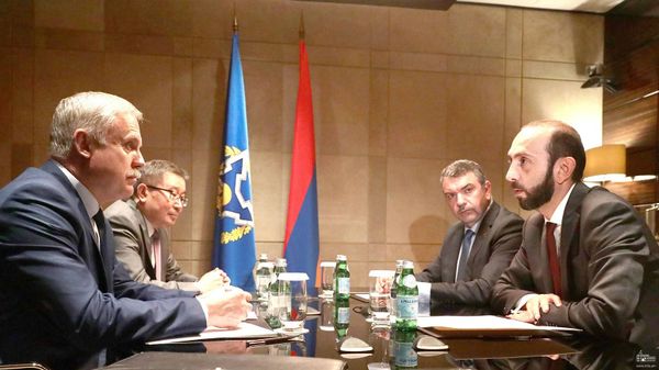 Встреча министра иностранных дел Армении Арарата Мирзояна с генеральным секретарем ОДКБ Станиславом Засем (31 августа 2021). Москвa - Sputnik Արմենիա